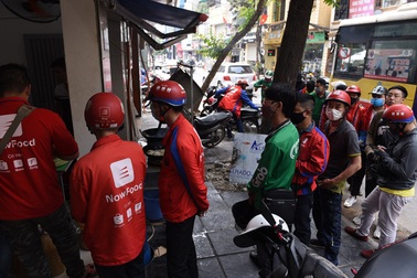 Hà Nội nắng nóng nhất từ đầu hè, shipper xếp hàng dài mua đồ ăn cho khách
