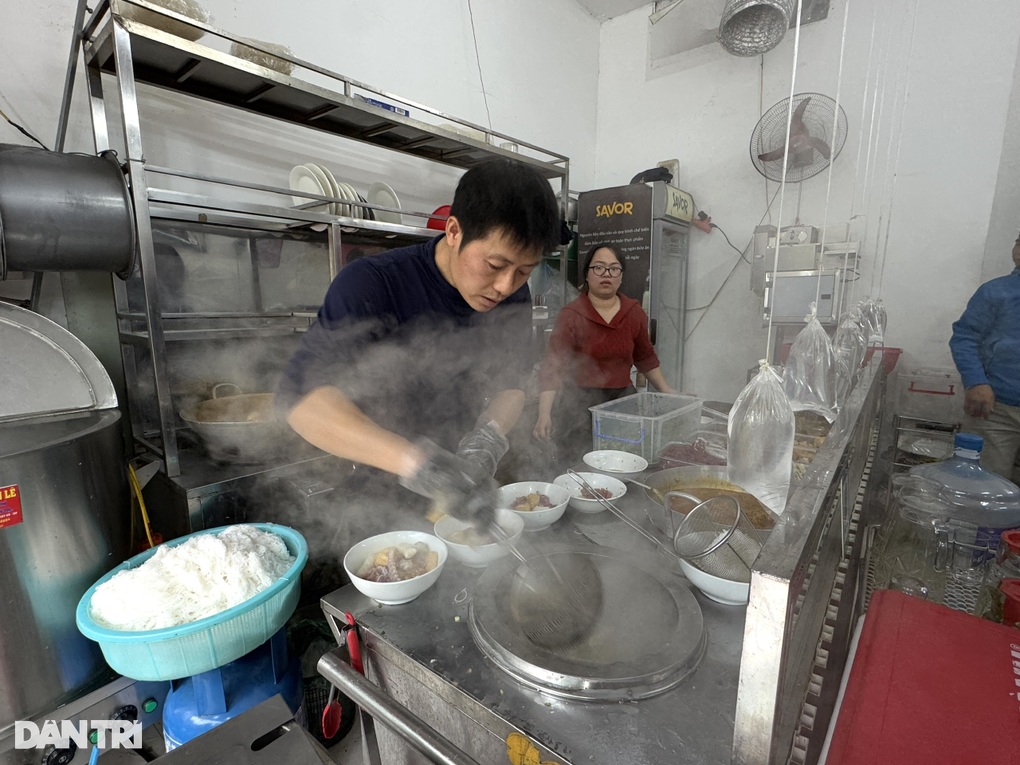 Dân công sở Hà Nội chen chúc ngồi chờ ăn bún, chủ quán treo biển tự phục vụ - 2 Dân công sở Hà Nội chen chúc ngồi chờ ăn bún, chủ quán treo biển tự phục vụ - 2