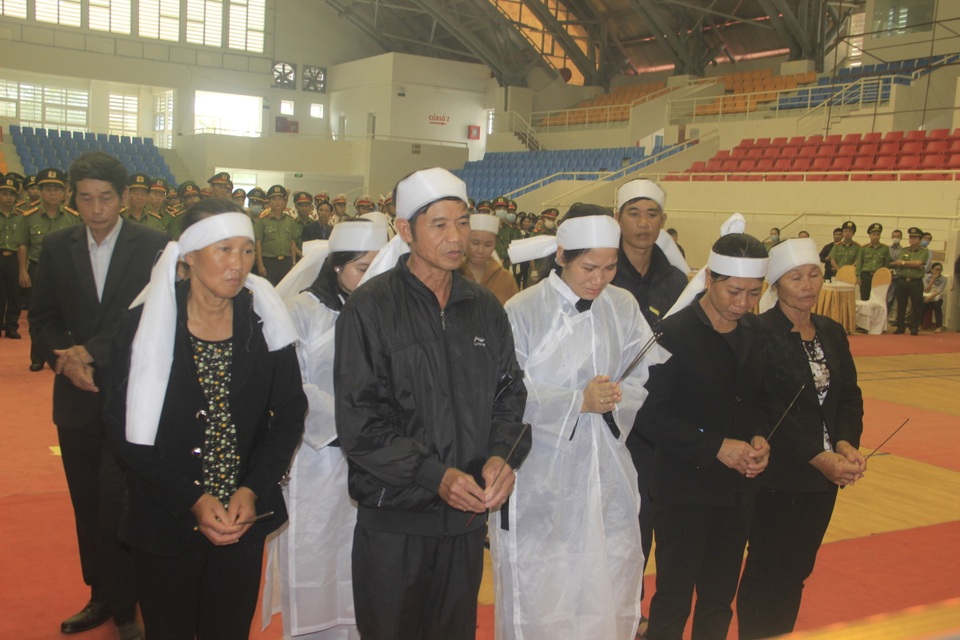 Hàng trăm đồng đội tiễn đưa liệt sĩ công an hy sinh khi giúp dân chống lũ - 6 Hàng trăm đồng đội tiễn đưa liệt sĩ công an hy sinh khi giúp dân chống lũ - 6