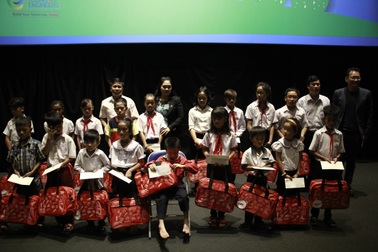 Trao học bổng, tổ chức Trung thu cho trẻ em khuyết tật và khó khăn