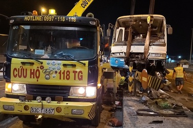 Xe chở công nhân lao vào trạm thu phí cao tốc TPHCM - Trung Lương, nhiều người bị thương