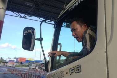 Tài xế tiếp tục phản ứng dữ dội ngay sau buổi họp báo giảm phí