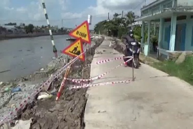 Video: Sụt lún nghiêm trọng đường bờ kè sông Bạc Liêu.