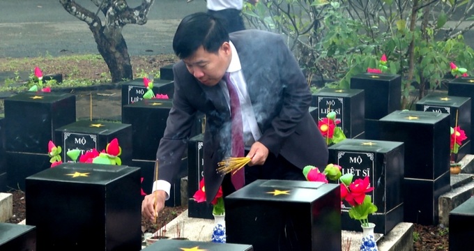 Bí thư Tỉnh uỷ Nguyễn Mạnh Cường dâng hương các anh hùng, liệt sĩ tại Nghĩa trang liệt sĩ tỉnh.

