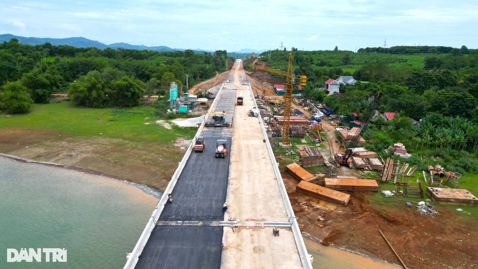 Cầu vượt hồ dài nhất cao tốc qua Thanh Hóa trước ngày thông xe - 10