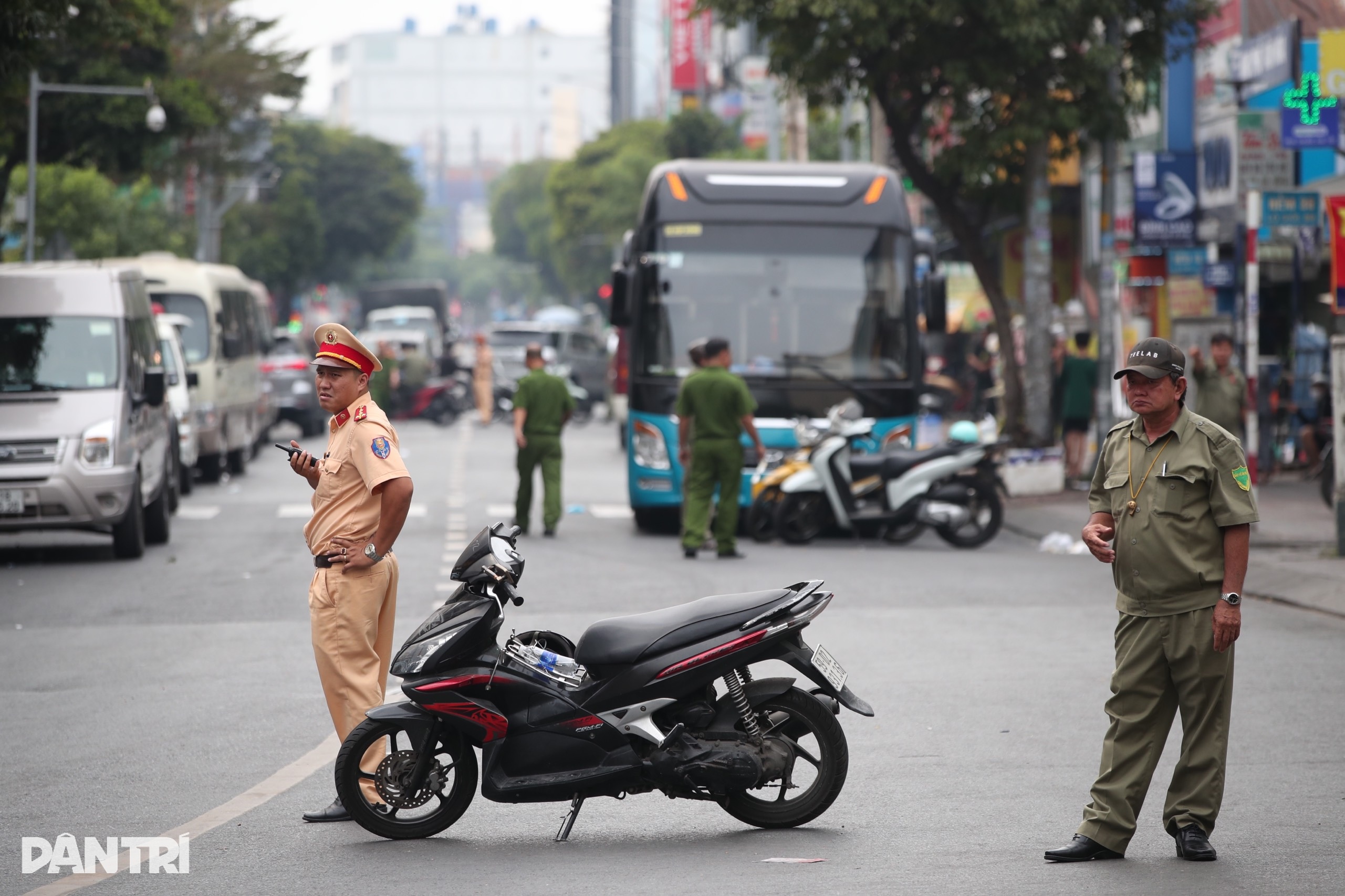 ប៉ូលីសបិទផ្លូវពេញមួយថ្ងៃ ដើម្បីត្រួតពិនិត្យរបារនៅ HCMC - ២ Cảnh sát phong tỏa đường cả ngày để kiểm tra quán bar ở TPHCM - 2