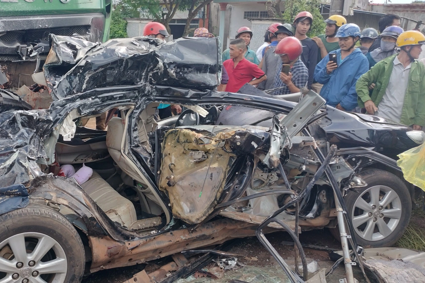 Dùng công nông phá cửa ô tô, cứu 4 người của CLB Hoàng Anh Gia Lai gặp nạn - 1