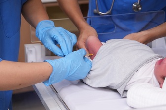 Bảo vệ trẻ khỏi virus hợp bào hô hấp RSV trong thời điểm giao mùa