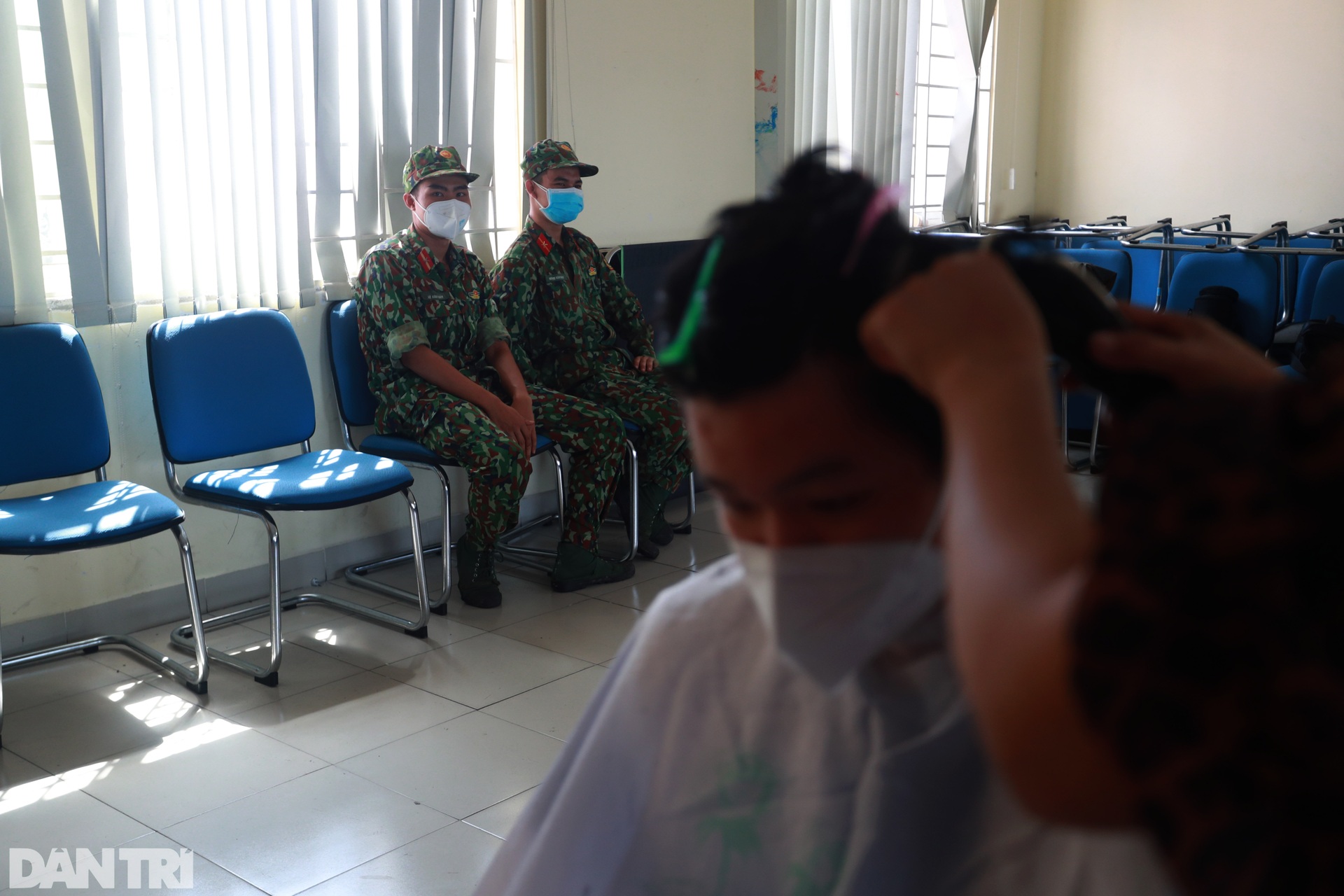 Bộ đội được cắt tóc dã chiến sau nhiều ngày dầm mưa, dãi nắng ở Sài Gòn - 5