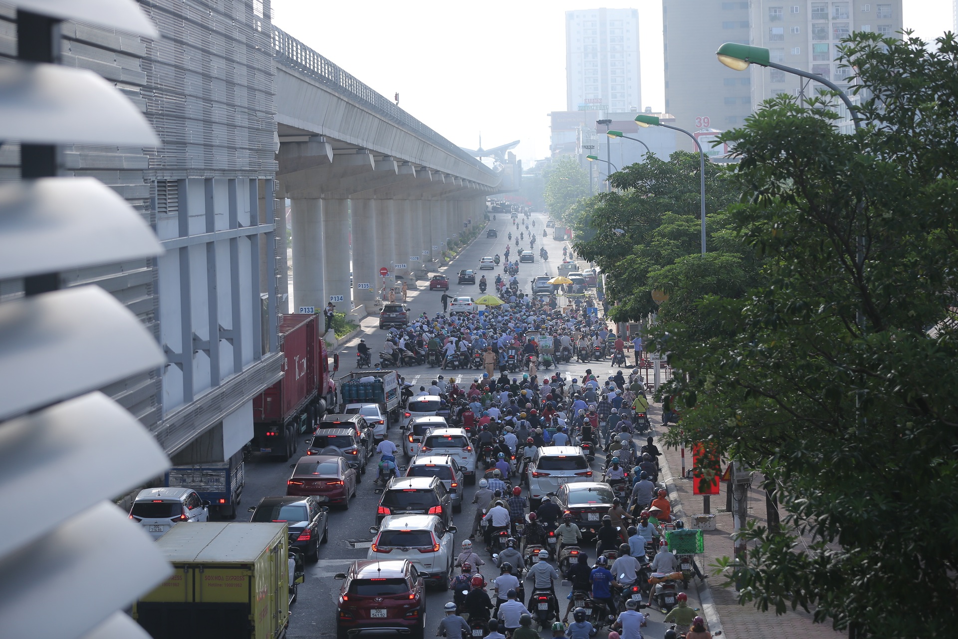 Hà Nội: Ùn tắc phương tiện ở chốt vùng đỏ, mở lại hàng quán tại vùng xanh - 15 Hà Nội: Ùn tắc phương tiện ở chốt vùng đỏ, mở lại hàng quán tại vùng xanh - 15