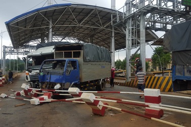 Xe tải "đại náo" trạm BOT