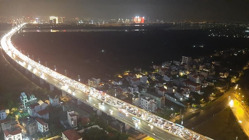 Hà Nội: 12 ô tô đâm liên hoàn trên cầu Nhật Tân, giao thông tê liệt - 1 Hà Nội: 12 ô tô đâm liên hoàn trên cầu Nhật Tân, giao thông tê liệt - 1