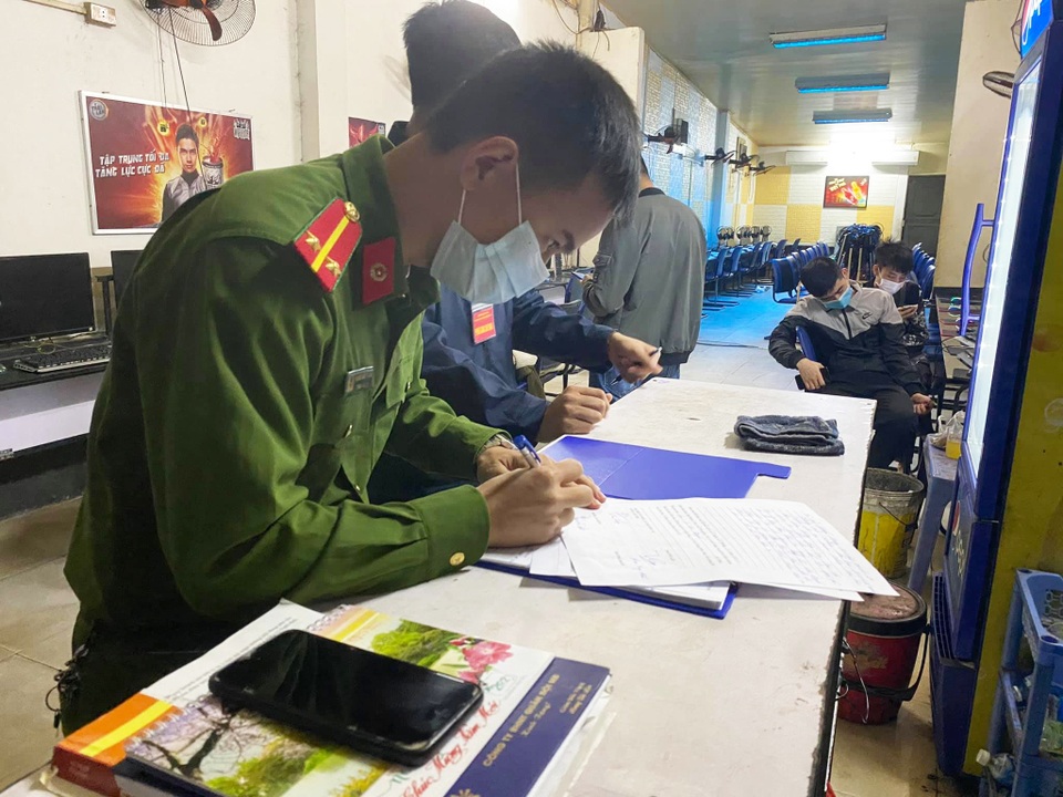 Quán điện tử mở cửa đón hơn 20 game thủ giữa dịch Covid-19 - 2 Quán điện tử mở cửa đón hơn 20 game thủ giữa dịch Covid-19 - 2
