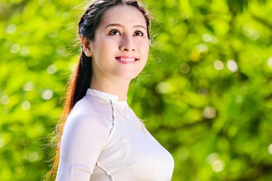Nữ sinh Huế đằm thắm trong tà áo dài duyên dáng
