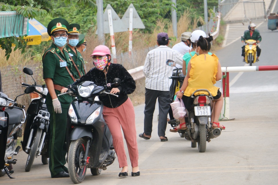Đồng Tháp buộc người dân đeo khẩu trang và xử lý vi phạm - 3 Đồng Tháp buộc người dân đeo khẩu trang và xử lý vi phạm - 3