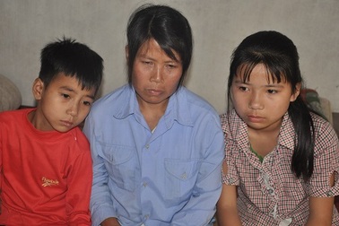 Bố chết, mẹ ung thư, bà nội điên dại, tương lai 2 đứa trẻ mờ mịt