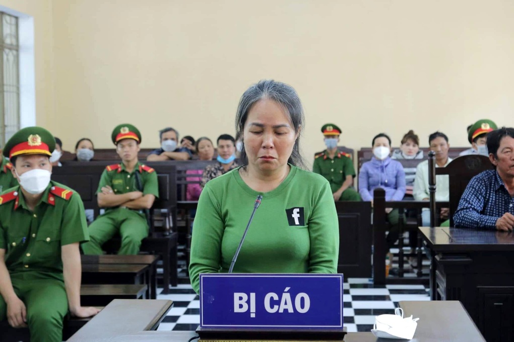 Chị gái dùng dây thừng trói em trai vào gốc cây đến chết ngạt - 1 Chị gái dùng dây thừng trói em trai vào gốc cây đến chết ngạt - 1