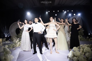 Hoa hậu Đỗ Thị Hà và chồng doanh nhân "khóa môi" tình tứ tại lễ cưới Hà Nội - 13