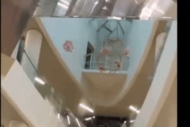 Mưa dữ dội ở Nga: Khu mua sắm thành thác nước, người dân bơi trên phố