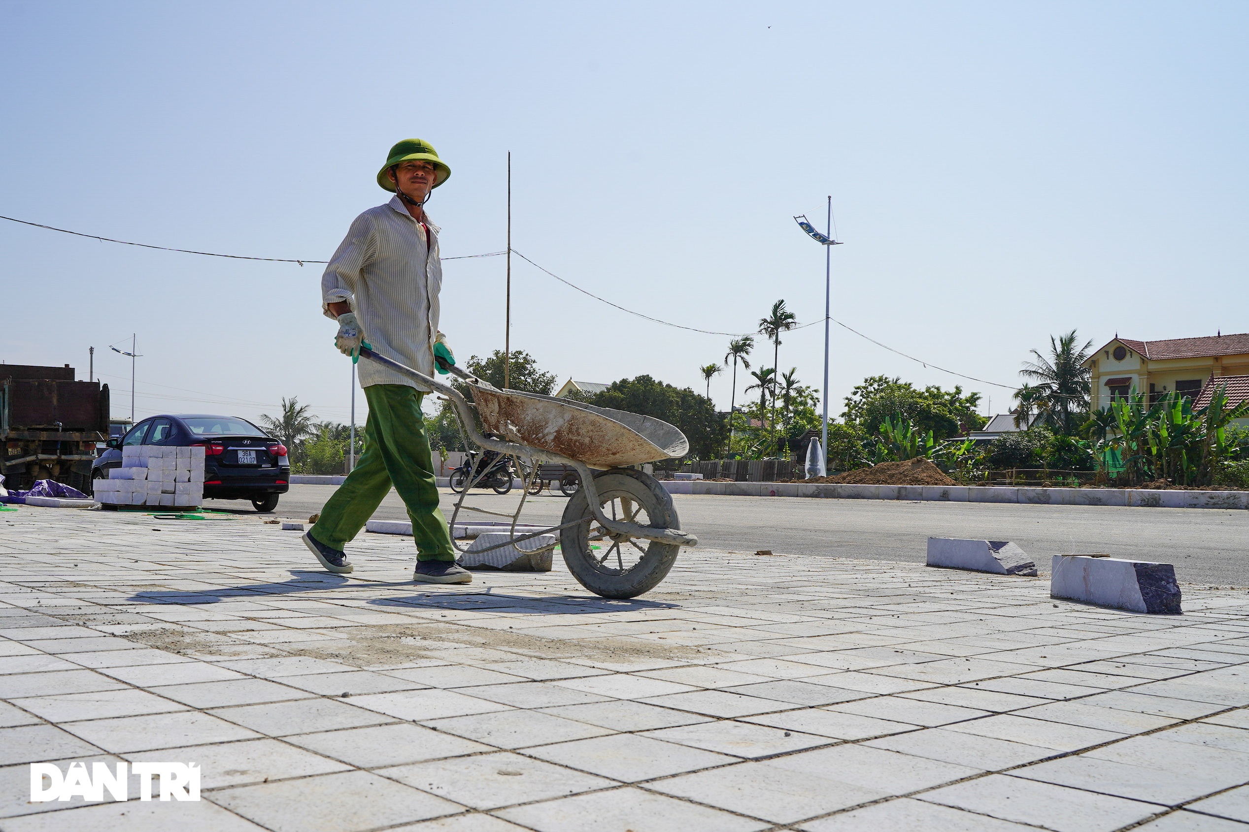 Gấp rút hoàn thiện đường ven biển hơn 1.400 tỷ ở Sầm Sơn trước dịp lễ 30/4 - 12 Gấp rút hoàn thiện đường ven biển hơn 1.400 tỷ ở Sầm Sơn trước dịp lễ 30/4 - 12