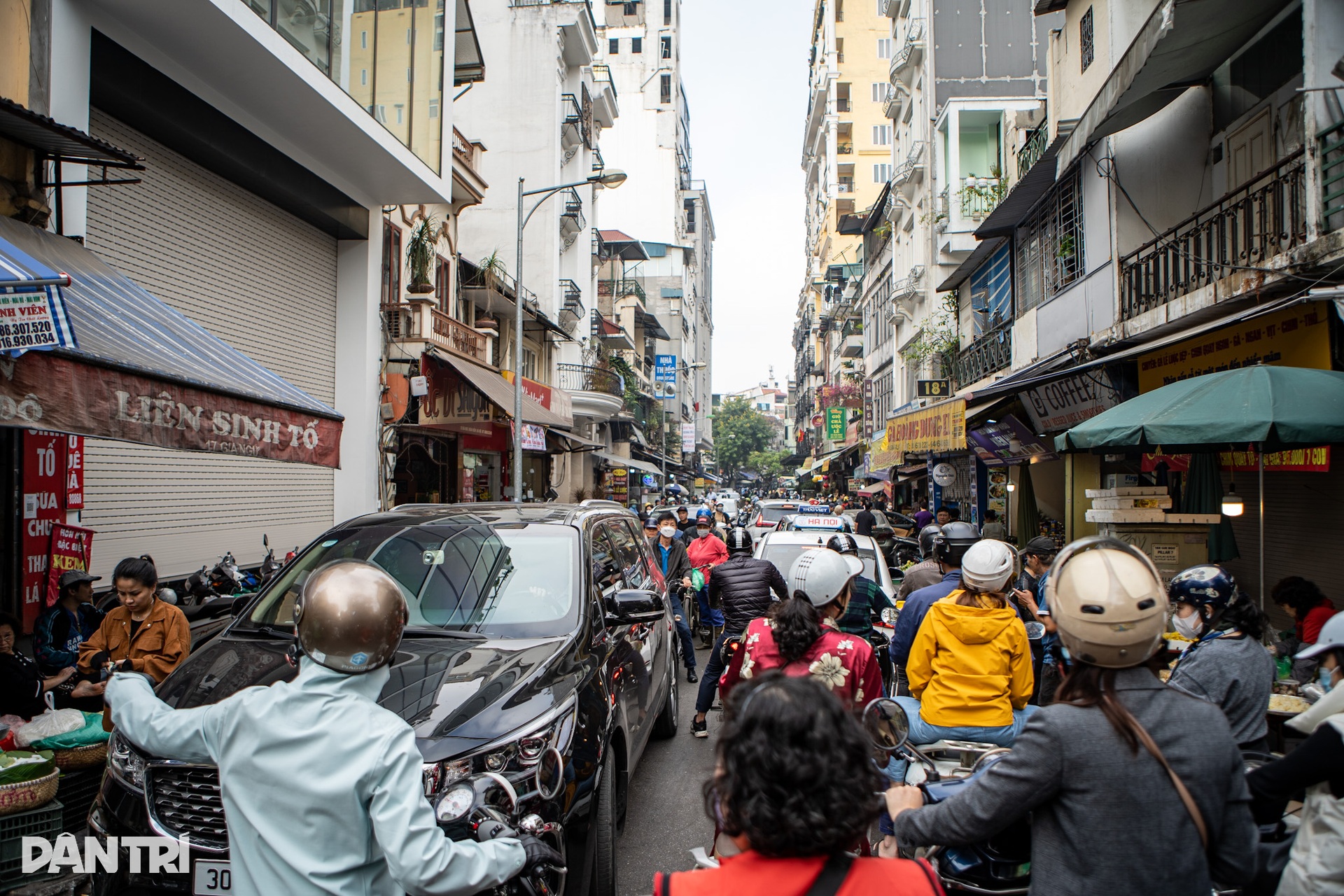 Biển người đổ về chợ nhà giàu, người Hà Nội chen chân mua đồ cúng - 19