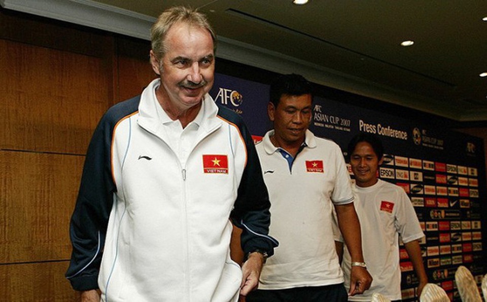 HLV Alfred Riedl và câu nói bất hủ “Bóng đá Việt Nam xây nhà từ nóc” - 2 HLV Alfred Riedl và câu nói bất hủ “Bóng đá Việt Nam xây nhà từ nóc” - 2