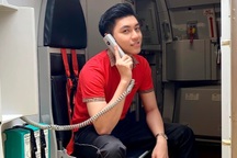 "Hot boy hàng không" mới nổi hút fans nhờ vẻ đẹp tự nhiên giản dị, ấm áp