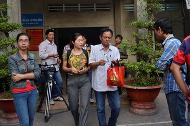 Hàng xóm khẳng định bé trai bị bỏ rơi được ông Liêm nuôi dưỡng