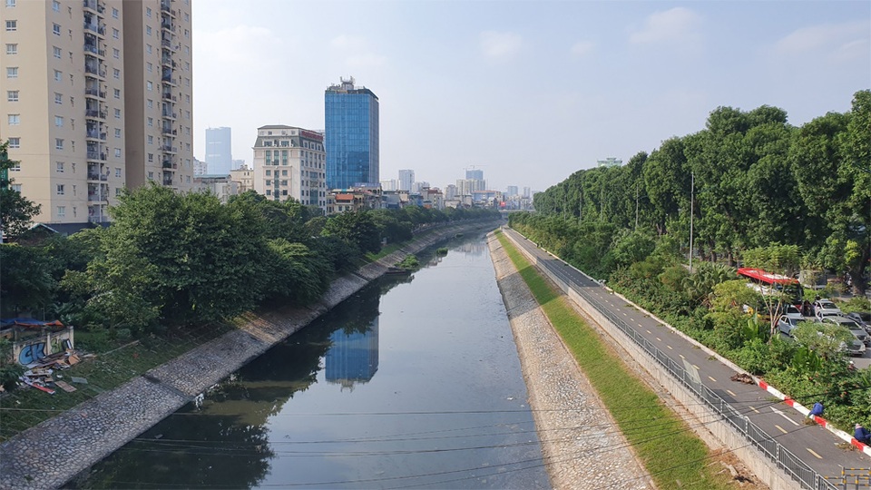 Hình ảnh những dòng sông bốc mùi ở Hà Nội mòn mỏi chờ “hồi sinh” - 12 Hình ảnh những dòng sông bốc mùi ở Hà Nội mòn mỏi chờ “hồi sinh” - 12