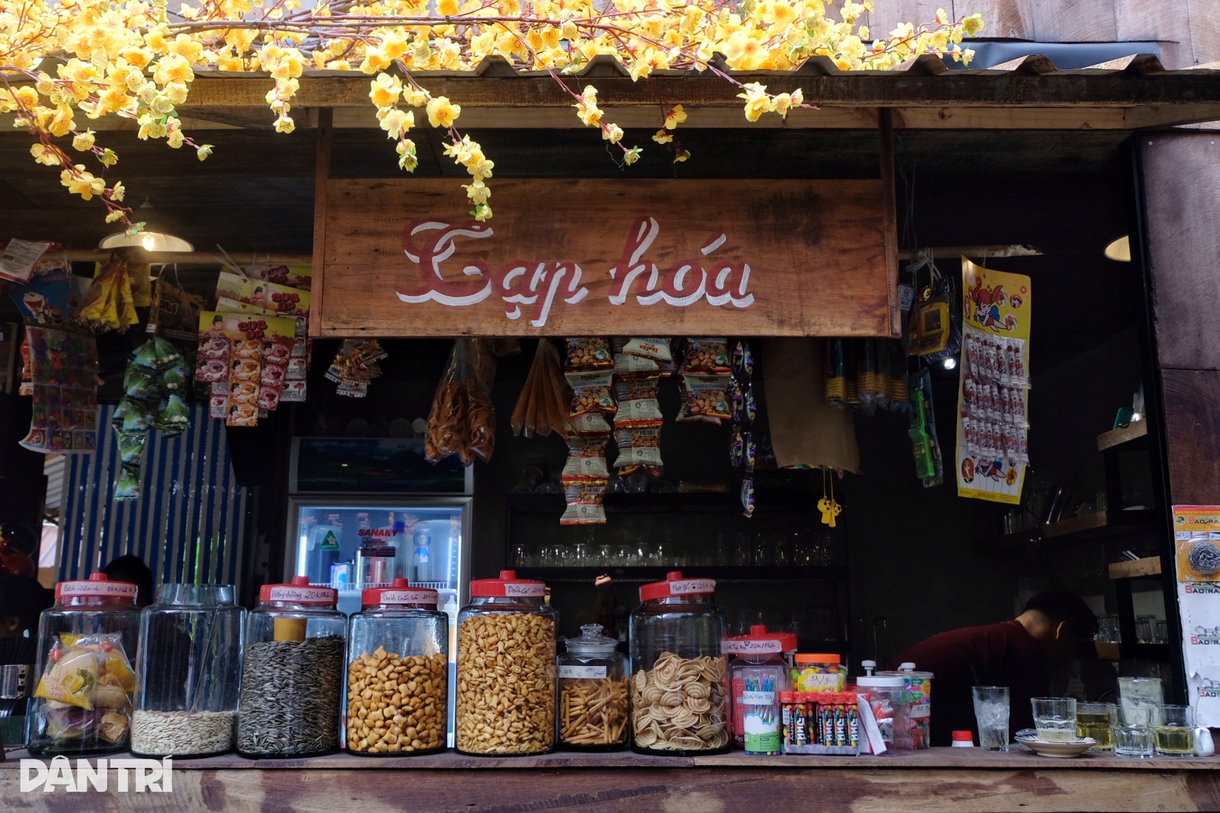 ហាងកាហ្វេក្នុងទីក្រុងហូជីមិញ មានចង្ក្រានឈើមួយ និងចង្រ្កានបាយ៖ អតិថិជនបើកឡាន 1 ម៉ោងដើម្បីថតរូប - 12 Quán cà phê ở TPHCM có bếp củi, giàn bầu: Khách chạy 1 tiếng đến chụp ảnh - 12