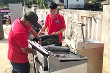 Nhóm thợ từ TPHCM ra vùng lũ sửa ti vi, tủ lạnh cho bà con Phú Yên