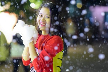 Giới trẻ thích thú với "tuyết rơi" ở Hà Nội