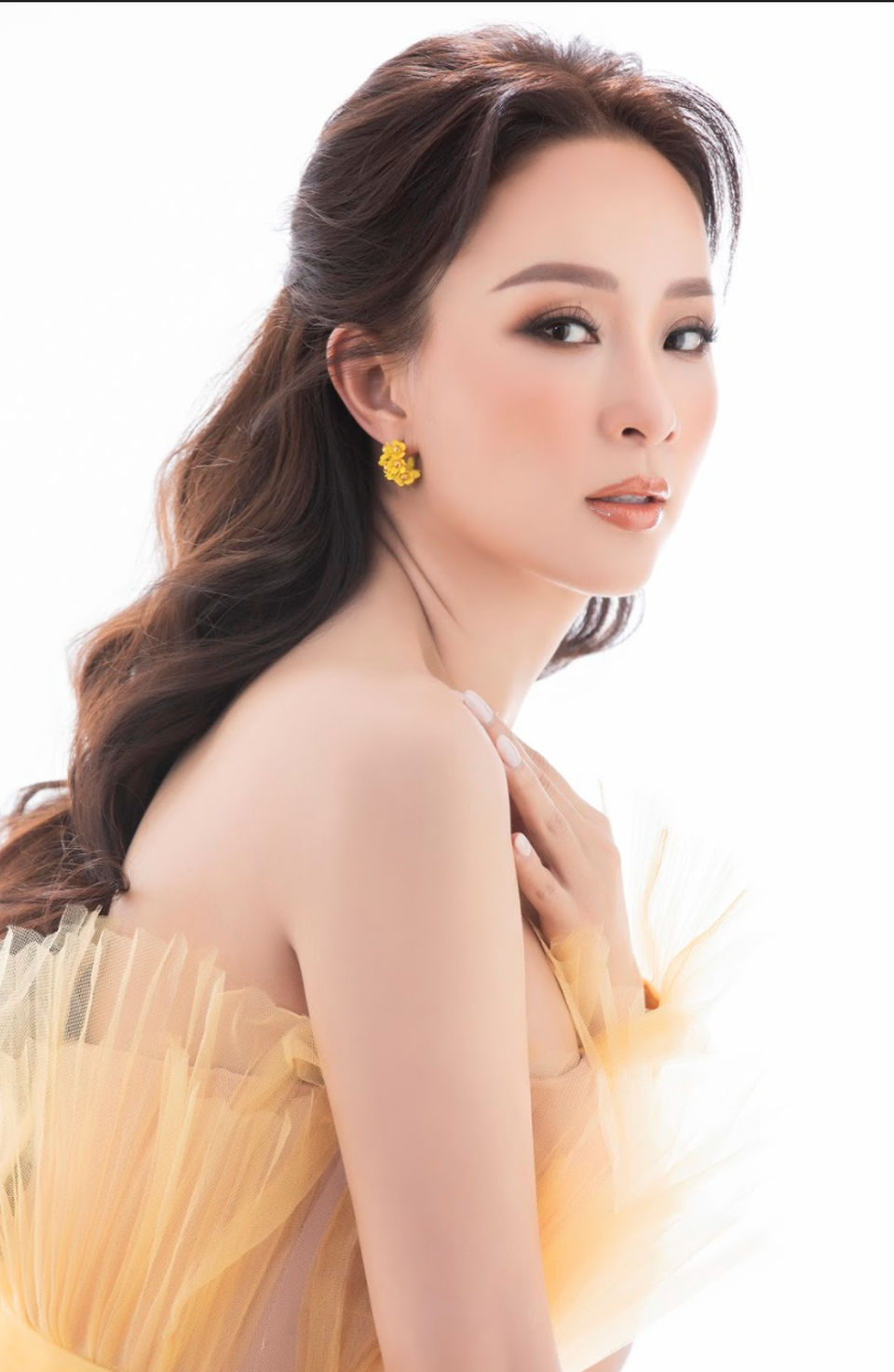 Hoa hậu Vũ Ngọc Diệp bất ngờ tái xuất: Gái 3 con đẹp ngất ngây - 2 Hoa hậu Vũ Ngọc Diệp bất ngờ tái xuất: Gái 3 con đẹp ngất ngây - 2