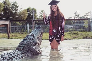 Nữ sinh nhảy vào hồ để chụp ảnh tốt nghiệp cùng... cá sấu “khủng”