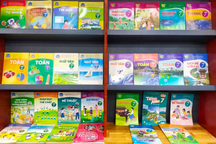 Một lớp dùng nhiều bộ SGK: Phụ huynh "toát mồ hôi" đi tìm sách