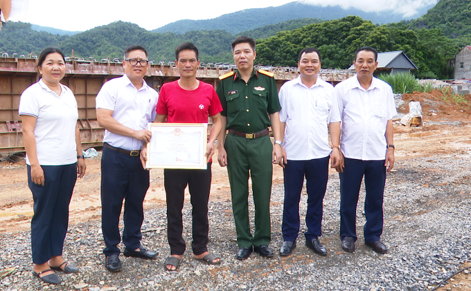Chủ tịch huyện Bá Thước cùng đoàn công tác trao tặng Giấy khen cho anh Trương Văn Tuân