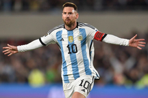 Tuyển Argentina có hành động gây tranh cãi với Lionel Messi