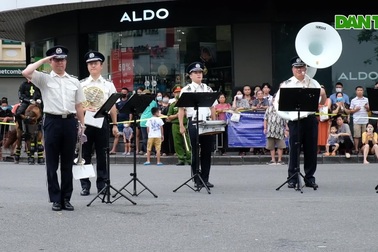 Sôi động Nhạc hội Cảnh sát các nước ASEAN+ 2022 trên phố đi bộ Hà Nội