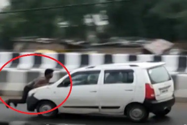 Người đàn ông đu trên nắp capo của xe phóng siêu nhanh