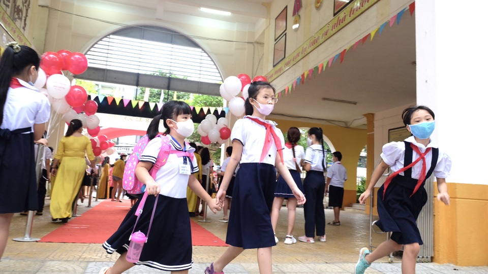 Bé lớp 1 ở Đà Nẵng ngày đầu đến trường trong năm học lịch sử - 5 Bé lớp 1 ở Đà Nẵng ngày đầu đến trường trong năm học lịch sử - 5