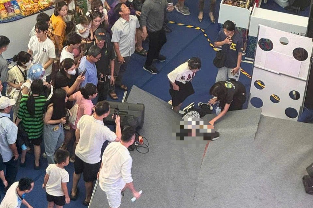 Người đàn ông rơi từ tầng cao trong siêu thị Aeon Mall Long Biên ở Hà Nội - 1 Người đàn ông rơi từ tầng cao trong siêu thị Aeon Mall Long Biên ở Hà Nội - 1