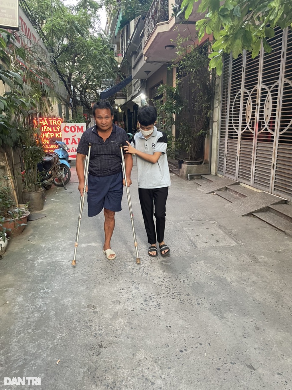 Cậu bé học sinh giỏi quốc gia cầu mong có 30 triệu lắp chân giả cho bố - 6 Cậu bé học sinh giỏi quốc gia cầu mong có 30 triệu lắp chân giả cho bố - 6