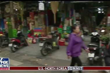 Nhà báo Mỹ tác nghiệp tại phố cổ Hà Nội