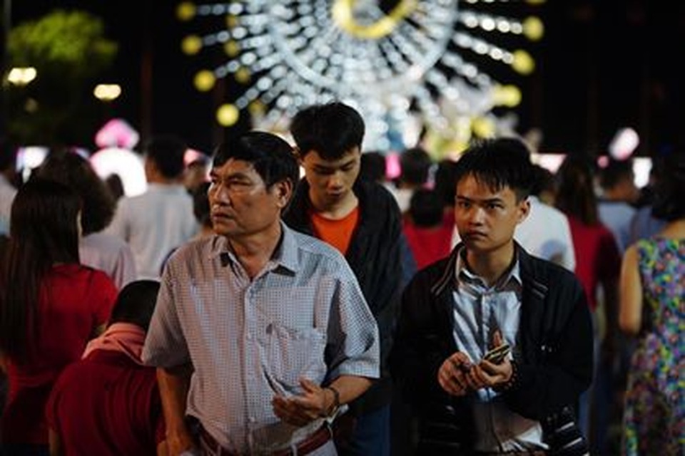 Giành giật nhau chọn chỗ chụp hình trên đường hoa Nguyễn Huệ - 9 Giành giật nhau chọn chỗ chụp hình trên đường hoa Nguyễn Huệ - 9