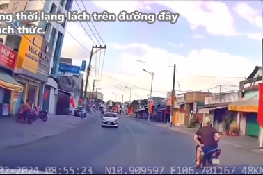 Nam thanh niên thả 2 tay khi chạy xe máy nhận bài học thích đáng