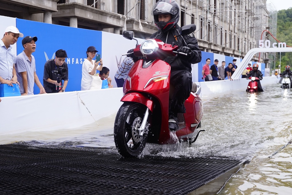 Mùa mưa bão đến, xe máy điện VinFast có giá nhờ khả năng vượt đường ngập nước - 3 Mùa mưa bão đến, xe máy điện VinFast có giá nhờ khả năng vượt đường ngập nước - 3