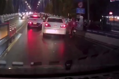 Ô tô vượt ẩu trên cầu, chèn ngã xe máy rồi bỏ đi gây phẫn nộ