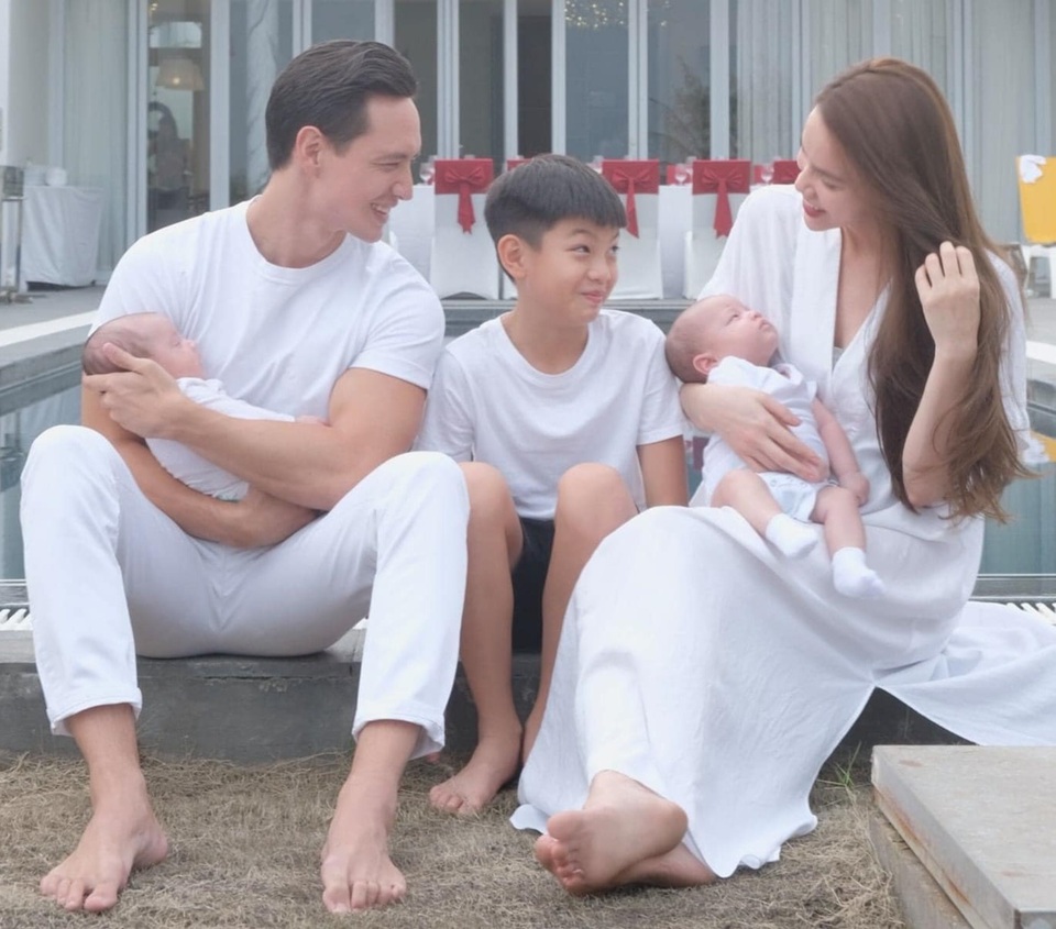 Hồ Ngọc Hà - Kim Lý gây sốt với ảnh bế cặp sinh đôi - 2 Hồ Ngọc Hà - Kim Lý gây sốt với ảnh bế cặp sinh đôi - 2