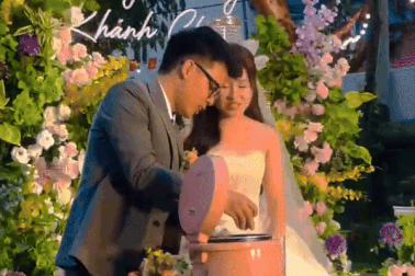 Cặp đôi ở Hà Nội cắm điện nấu cơm ở tiệc cưới