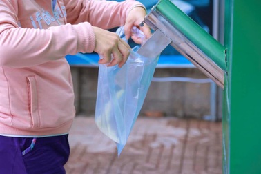 Ông bố phát gạo mùa dịch: Mong đón cả người đi ô tô đến nhận